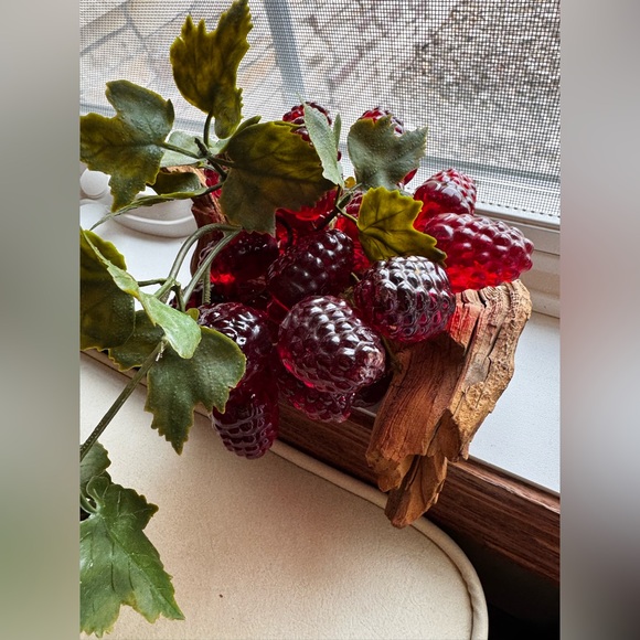 Vintage Large Lucite Raspberry Cluster on Driftwood Very Shiny And Clean - Picture 4 of 16